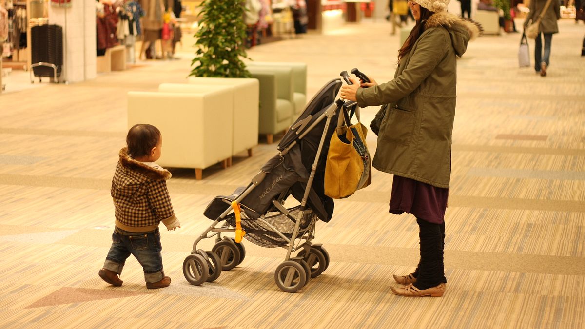 單親家庭中女性當家的比率,更增加到73.8%。也就是說,無論刮風、下雨、颱風、地震…,國內絕大多數單親家庭,都是由媽媽帶著未成年子女一起守著家。(取自Toshimasa Ishibashi@flicker) 單親家庭中女性當家的比率,更增加到73.8%。也就是說,無論刮風、下雨、颱風、地震…,國內絕大多數單親家庭,都是由媽媽帶著未成年子女一起守著家。(取自Toshimasa Ishibashi@flicker)