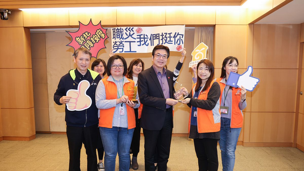 新北市職災勞工協助及身障就業促進考核雙雙榮獲勞動部優等肯定於市政會議獻獎。(圖/新北市勞工局提供) 新北市職災勞工協助及身障就業促進考核雙雙榮獲勞動部優等肯定於市政會議獻獎。(圖/新北市勞工局提供)