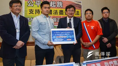 針對明日將排審《國民體育法》,黃國書27日召開「給台灣體壇一個正常化的機會」記者會,記錄片導演張佑銓(左2)把連署書交給黃國書。(陳明仁攝)