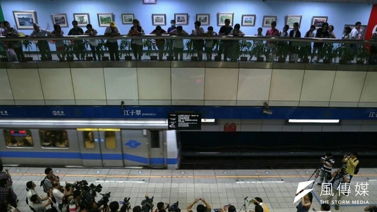 北捷殺人事件頭七才過,28日又誤傳有砍人事件,結果是烏龍虛驚一場。(圖為北捷事件頭七,余志偉攝) 北捷殺人事件頭七才過,28日又誤傳有砍人事件,結果是烏龍虛驚一場。(圖為北捷事件頭七,余志偉攝)