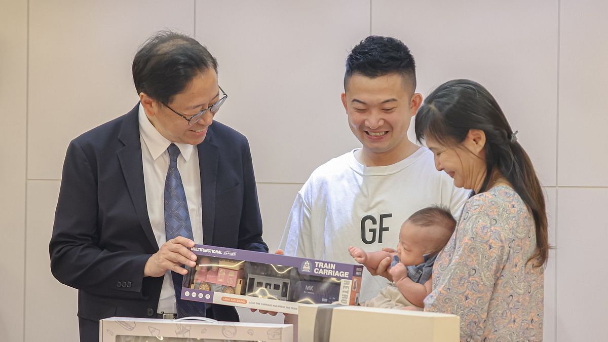 桃園第230萬市民誕生,市長張善政致贈新生兒禮品。(圖/桃園市政府提供) 桃園第230萬市民誕生,市長張善政致贈新生兒禮品。(圖/桃園市政府提供)