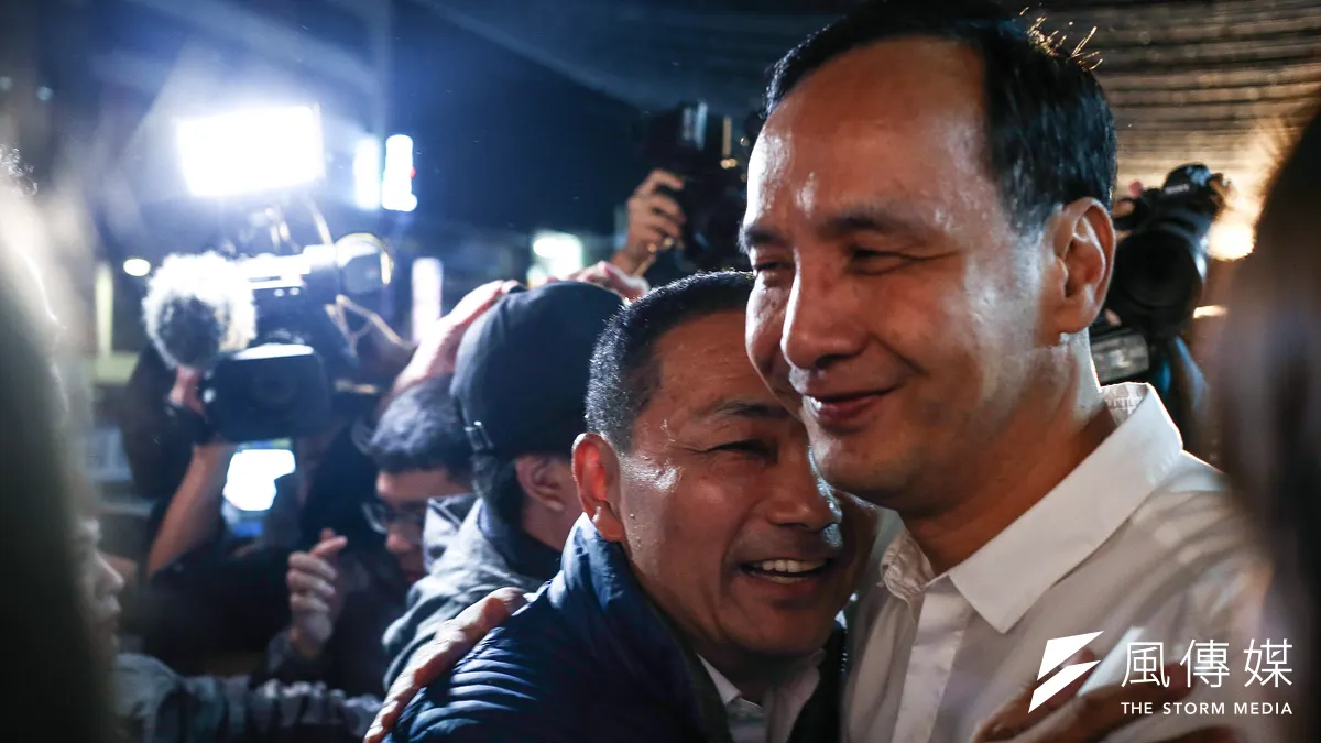 代表國民黨參選新北市長的侯友宜勝出,新北市長朱立倫與侯友宜相擁慶祝。(陳品佑攝) 代表國民黨參選新北市長的侯友宜勝出,新北市長朱立倫與侯友宜相擁慶祝。(陳品佑攝)