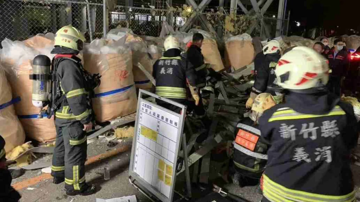 新竹縣新埔鎮的遠東新世紀化學纖維工廠今(6)日凌晨突發爆炸導致火災,造成2名員工不幸罹難,19人輕重傷。(圖/消防局提供)