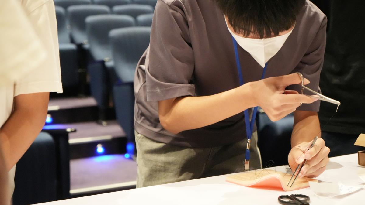 親手縫傷口、操控達文西手臂 雙語醫療營帶高中生體驗醫護日常