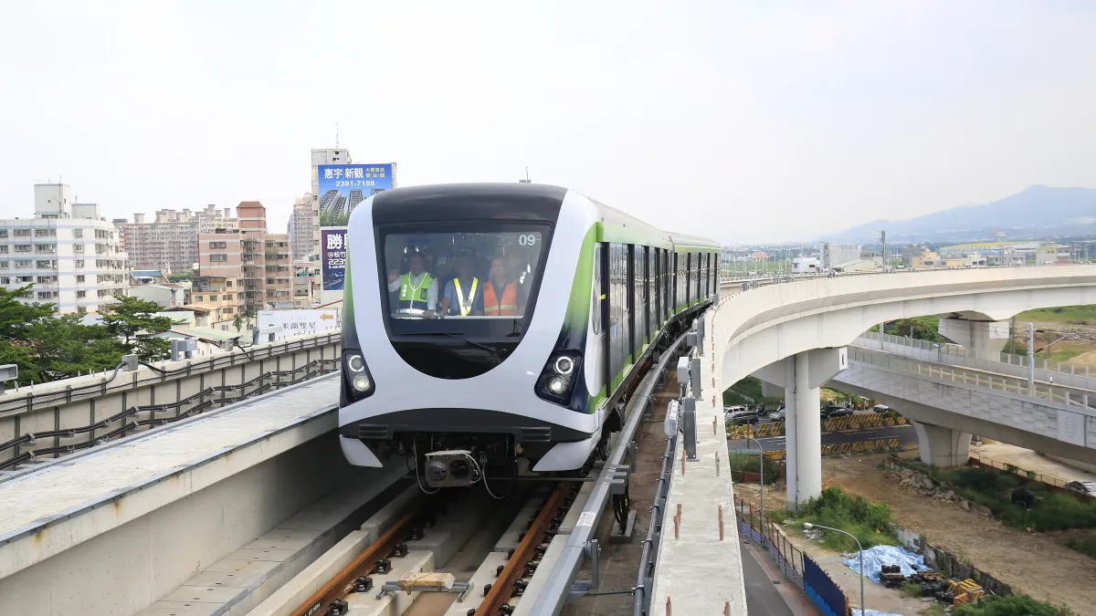 台中捷運公司因應模擬試車,同步招考152名新進人員,月薪最高達6.5萬元。(台中市新聞局提供)