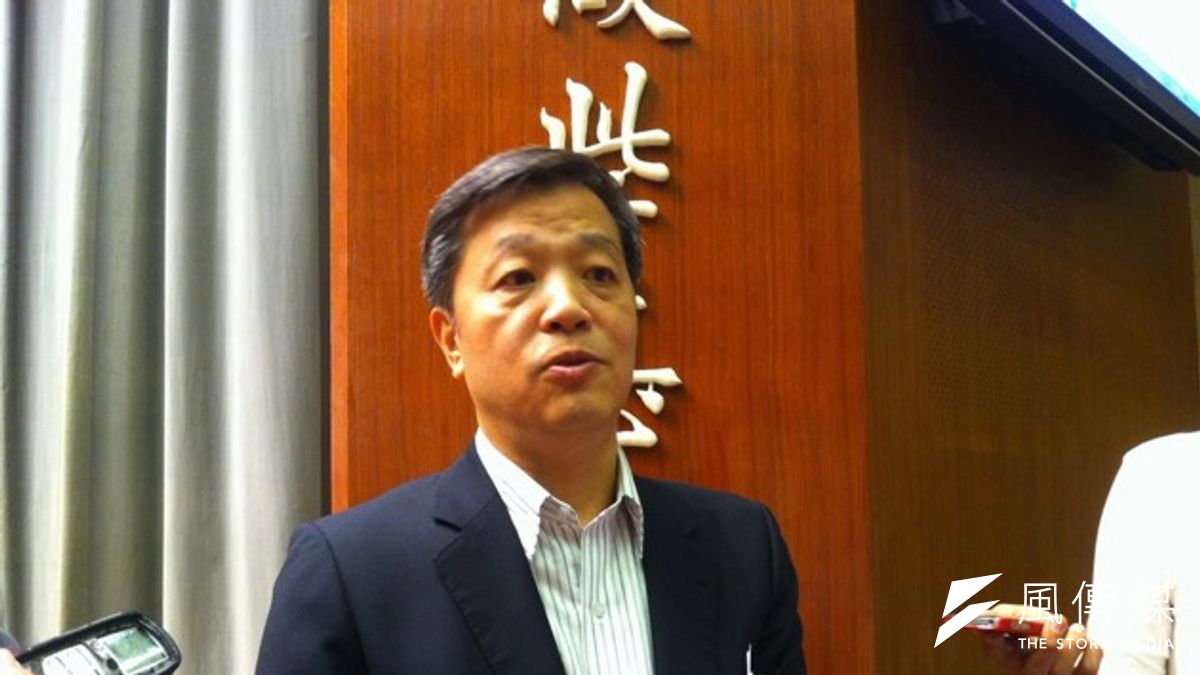 陳雄文則指出,選擇新制的勞工其退休金有保障沒問題,目前國內適用舊制的企業只剩19%,真正有風險的大約只有3萬家多企業、60幾萬的勞工。(何孟奎攝) 陳雄文則指出,選擇新制的勞工其退休金有保障沒問題,目前國內適用舊制的企業只剩19%,真正有風險的大約只有3萬家多企業、60幾萬的勞工。(何孟奎攝)