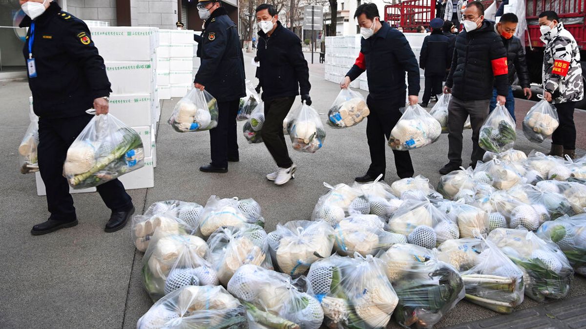 中國西安12月23日實施封閉式管理後,確診數卻仍持續攀升。圖為代買外送業者正在運送日用物品給封城蝸居中的市民。(美聯社) 中國西安12月23日實施封閉式管理後,確診數卻仍持續攀升。圖為代買外送業者正在運送日用物品給封城蝸居中的市民。(美聯社)