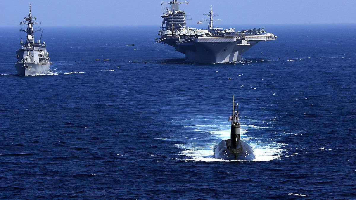 美軍核動力攻擊潛艦海狼號(SSN-21)與日本自衛隊大波號(DD-111)護衛艦、美軍史坦尼茲航空母艦(CVN-74)在2009年2月的太平洋演習中同框。(美國海軍官網) 美軍核動力攻擊潛艦海狼號(SSN-21)與日本自衛隊大波號(DD-111)護衛艦、美軍史坦尼茲航空母艦(CVN-74)在2009年2月的太平洋演習中同框。(美國海軍官網)