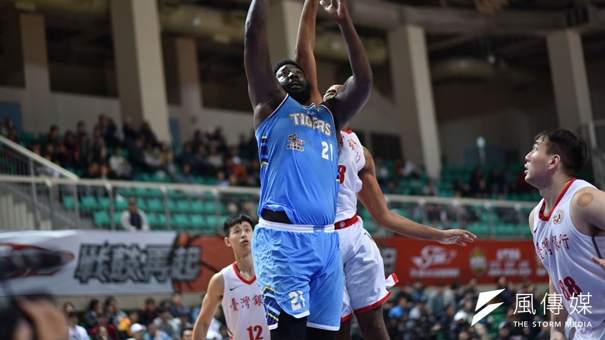 達欣靠著洋將麥克連在禁區頻頻強攻,最終以99比81擊敗台銀,收下2連勝。 (王永志攝) 達欣靠著洋將麥克連在禁區頻頻強攻,最終以99比81擊敗台銀,收下2連勝。 (王永志攝)