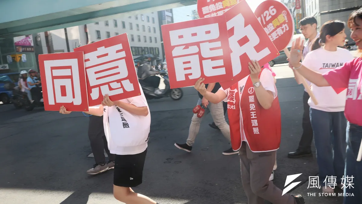民進黨立法院黨團23日在台北街頭向民眾拜託支持罷免立委投票。(柯承惠攝)