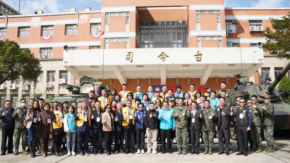 新竹縣各界29日前往陸軍北區聯合測考中心,致贈各單位慰問金、加菜金,感謝國軍弟兄在重要節日仍戍守家園。(圖/新竹縣政府提供)