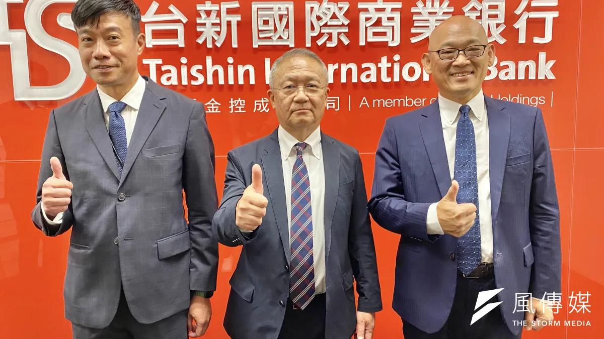台新銀行福岡出張所所長王柏璋(左起)、東京分行行長高森幸太郎、海外事業處資深副總張俊明,22日在福岡出張所合影。(陳怡慈攝)