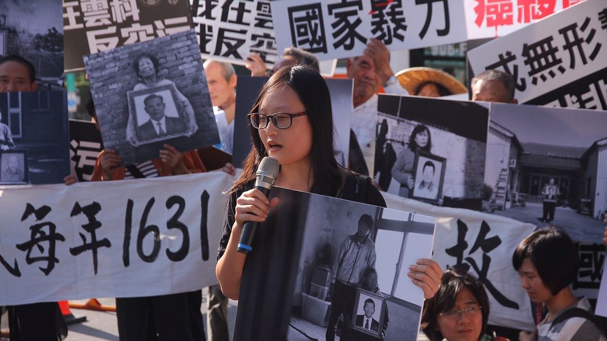 彰化、雲林六輕空污受災戶反六輕,彰化居民手持因空污過世居民的遺照,要求中央處理問題,禁止六輕燒煤,2020年關廠(曾原信攝) 彰化、雲林六輕空污受災戶反六輕,彰化居民手持因空污過世居民的遺照,要求中央處理問題,禁止六輕燒煤,2020年關廠(曾原信攝)