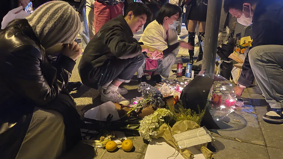 2022年11月,中國嚴酷清零政策草菅人命,上海市民示威抗議新疆烏魯木齊慘劇(AP)