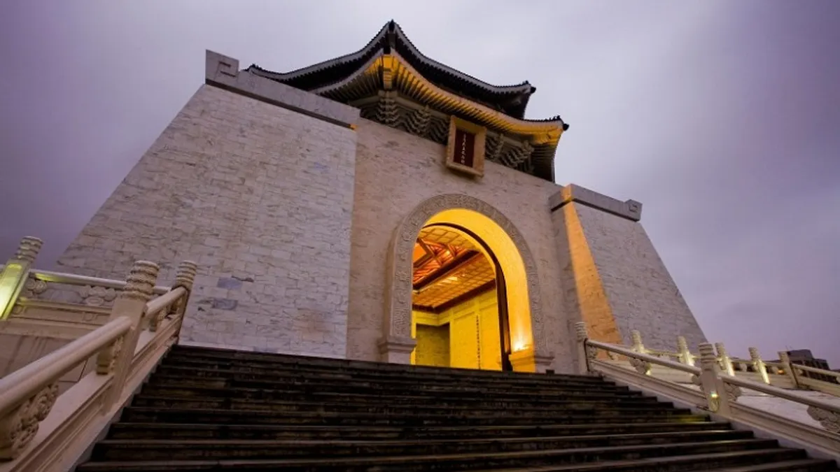 中正紀念堂拆與不拆,又成為這一波「轉型正義」的話題焦點。