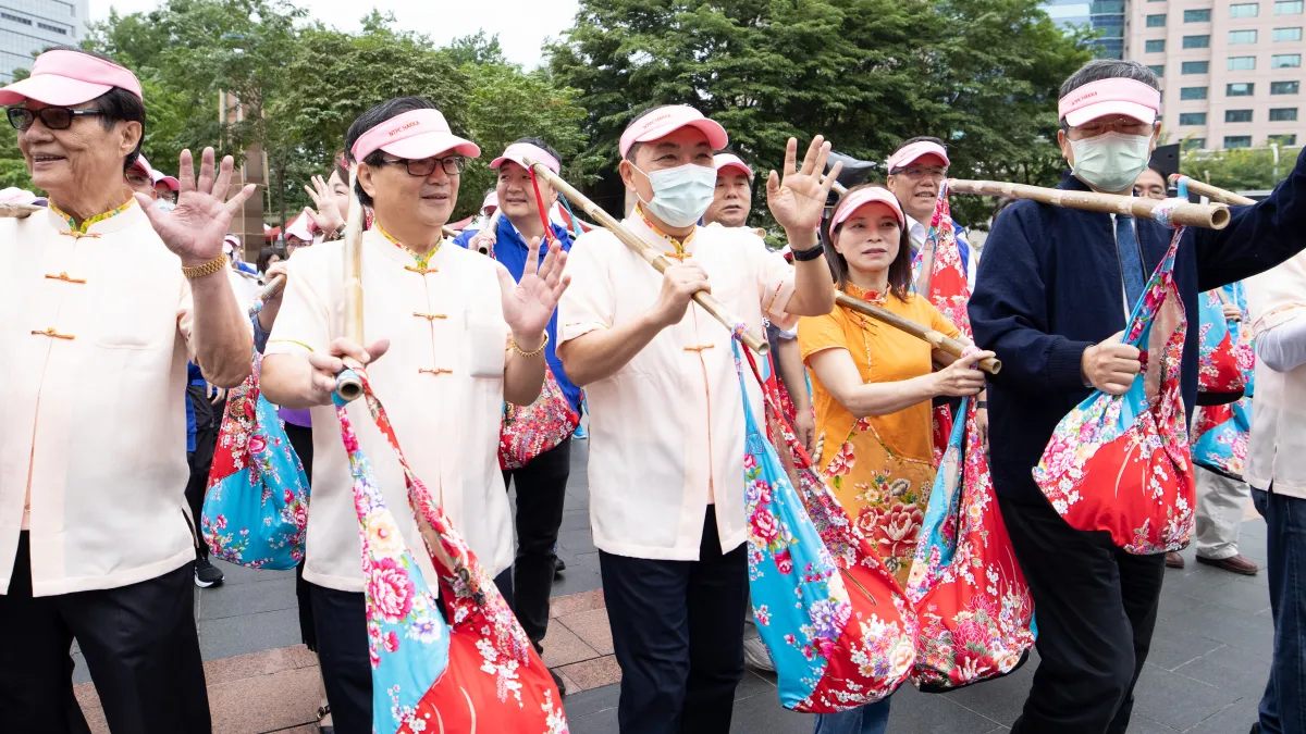 去(2020)年新北市客家義民爺嘉年華,由新北市長侯友宜引領挑擔隊伍繞境。(圖/新北市客家事務局提供)