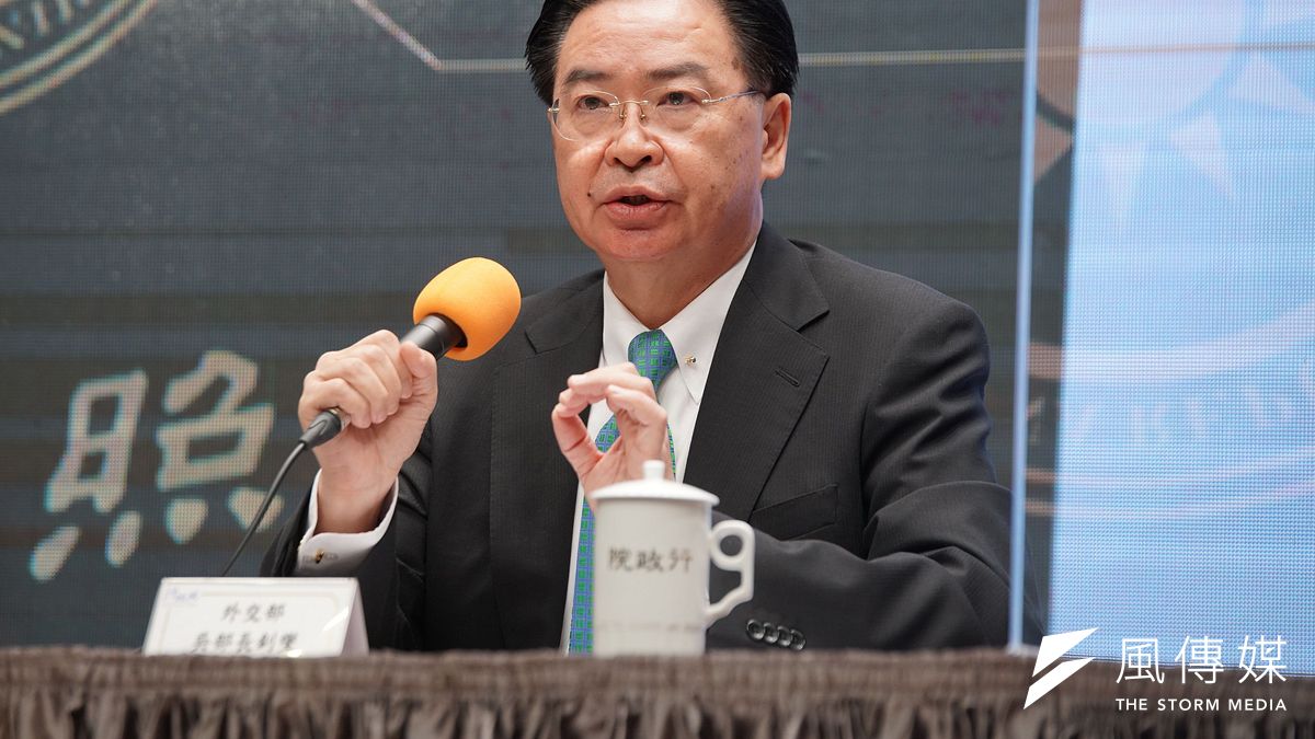 行政院2日舉行新版護照記者會,外交部長吳釗燮(見圖)出席時針對捷克參議長訪團一事進行說明。(盧逸峰攝) 行政院2日舉行新版護照記者會,外交部長吳釗燮(見圖)出席時針對捷克參議長訪團一事進行說明。(盧逸峰攝)