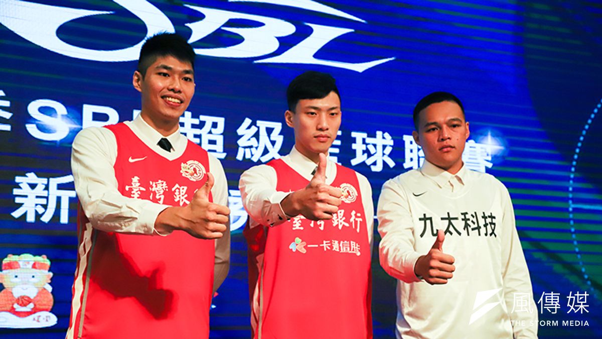 第17季SBL超級籃球聯賽新人選秀會,狀元張家禾(中)、第二指名陳懷安(右)以及劉人豪(左)。(余柏翰攝) 第17季SBL超級籃球聯賽新人選秀會,狀元張家禾(中)、第二指名陳懷安(右)以及劉人豪(左)。(余柏翰攝)