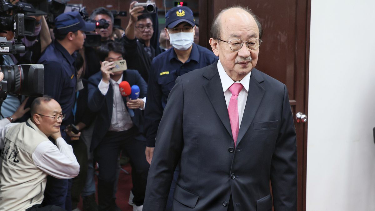 斷杖打到徐巧芯 柯建銘挨告「未出庭」險被拘提 本人回應:不會有事