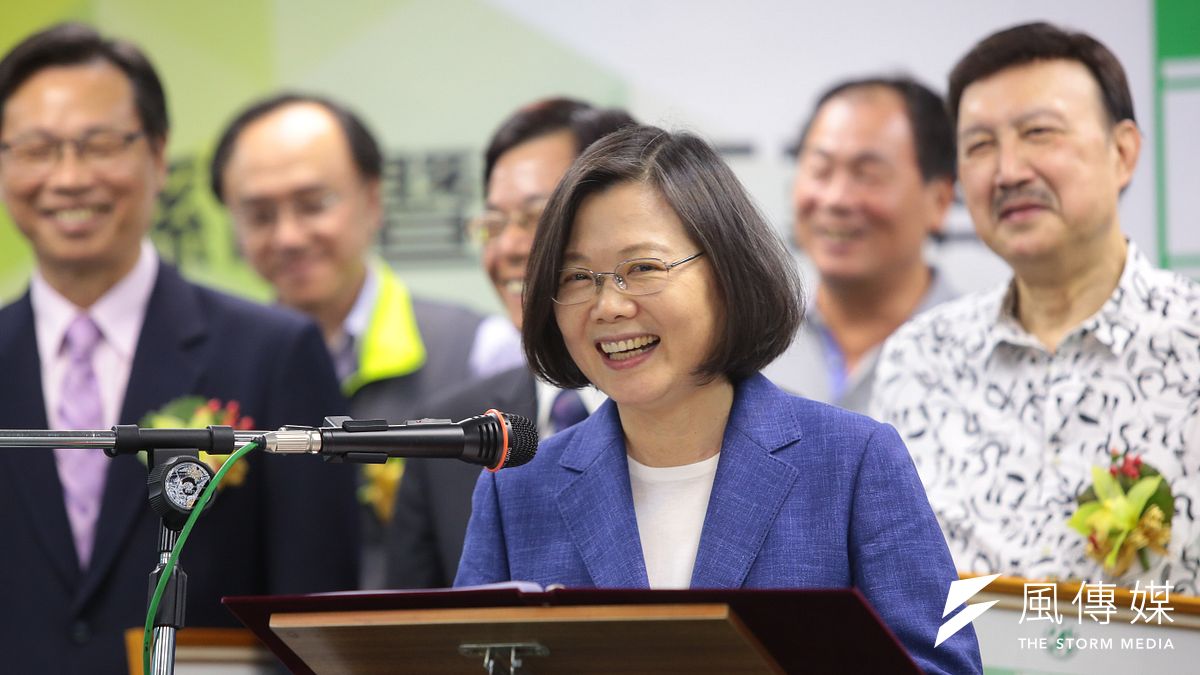 民進黨主席蔡英文6日出席「縣市暨勞工黨部主任委員聯合就職」典禮。(顏麟宇攝) 民進黨主席蔡英文6日出席「縣市暨勞工黨部主任委員聯合就職」典禮。(顏麟宇攝)