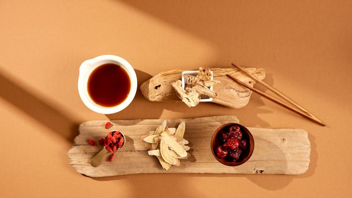 漢方養妍滴雞精嚴選漢方四寶:紅棗、枸杞、黃耆、白朮,溫補不燥養生調理。(圖/業者提供) 漢方養妍滴雞精嚴選漢方四寶:紅棗、枸杞、黃耆、白朮,溫補不燥養生調理。(圖/業者提供)