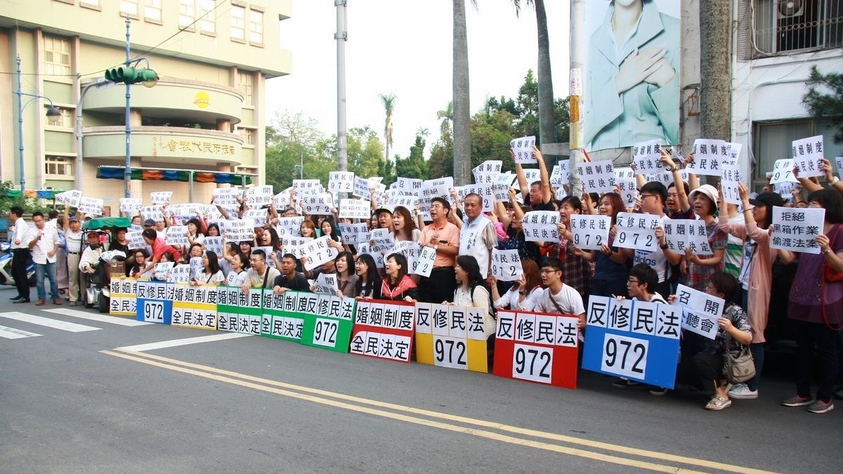 反對同性婚姻修法 2百餘民眾向立委陳情 反對同性婚姻修法 2百餘民眾向立委陳情