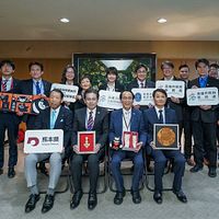 林欽榮副市長が市政府チームを率いて熊本県庁を訪問。竹内信義副知事、高野洋介県議会議長と互いに記念品を贈り合い、都市間の深い友情を示した。(写真/高雄市政府提供) 林欽榮副市長が市政府チームを率いて熊本県庁を訪問。竹内信義副知事、高野洋介県議会議長と互いに記念品を贈り合い、都市間の深い友情を示した。(写真/高雄市政府提供)