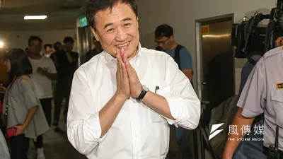 台北農產運銷公司董事長陳景峻19日在董事會上正式請辭,他在受訪時說,今天心情很好,因為終於卸下重擔。(陳明仁攝)