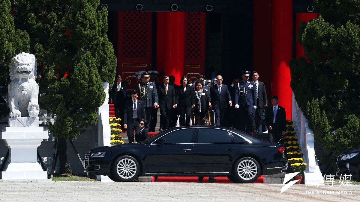 總統蔡英文3日上午率副總統陳建仁、行政院長賴清德、立法院長蘇嘉全等人前往大直忠烈祠,出席「107年秋祭忠烈殉職人員典禮」。(蘇仲泓攝) 總統蔡英文3日上午率副總統陳建仁、行政院長賴清德、立法院長蘇嘉全等人前往大直忠烈祠,出席「107年秋祭忠烈殉職人員典禮」。(蘇仲泓攝)