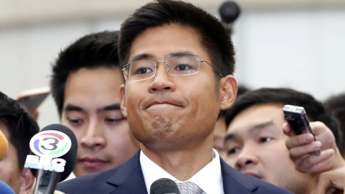 泰國憲法法院7日下午做出重大裁定,解散「泰愛國黨」,「泰愛國黨」黨魁布伊查普下午2時左右率領20多位黨內同僚抵達法院。(AP)