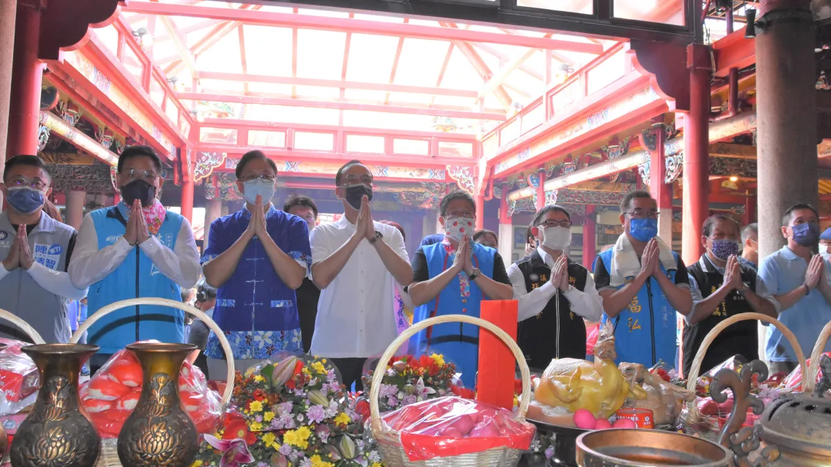 新竹縣長楊文科(右五)參加義民祭開幕式,十分重視義民祭及客家文化的傳承與推廣。(圖/新竹縣府提供)