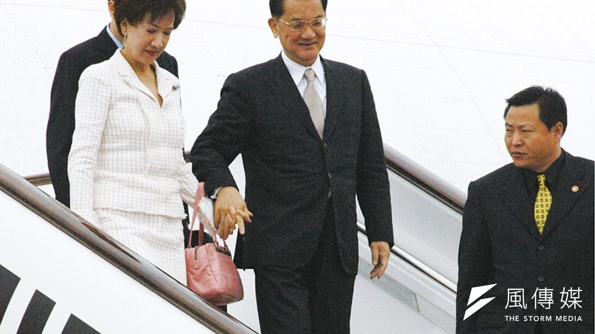 2005年4月國民黨主席連戰赴中國訪問,與中共總書記胡錦濤會面。「連胡會」影響最大的是,國共兩黨把「九二共識」視為兩岸關係基礎。(資料照,郭晉瑋攝) 2005年4月國民黨主席連戰赴中國訪問,與中共總書記胡錦濤會面。「連胡會」影響最大的是,國共兩黨把「九二共識」視為兩岸關係基礎。(資料照,郭晉瑋攝)