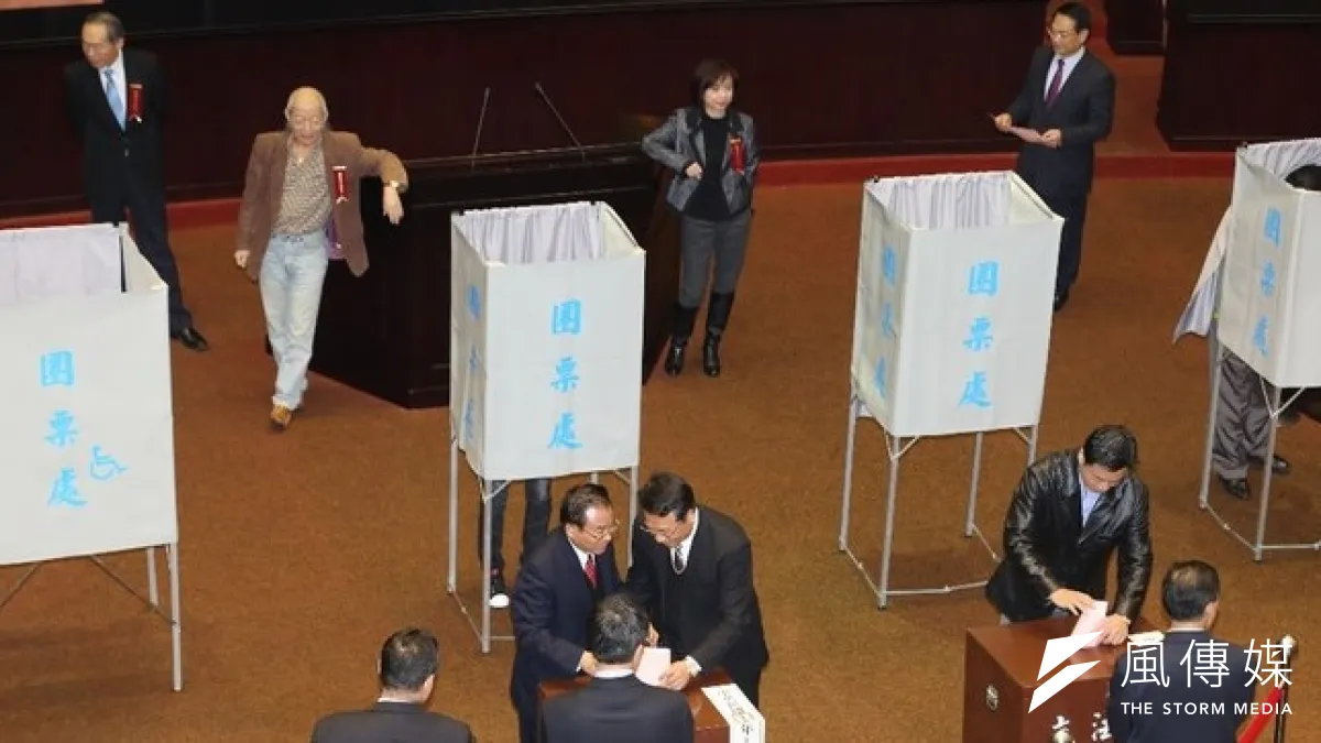 立法院處理地政士法覆議案,立委投票畫面。(余志偉攝)