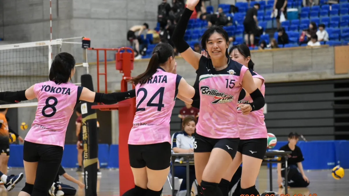 台灣排球選手溫以勤(右)目前效力於V聯賽的信州Brilliant Aries隊。(Brilliant Aries提供)