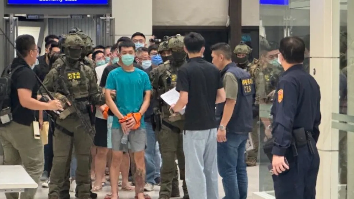102名台灣人在峇里島詐騙被捕,刑事局4日晚間押解11人抵台。(圖/翻攝自記者爆料網)