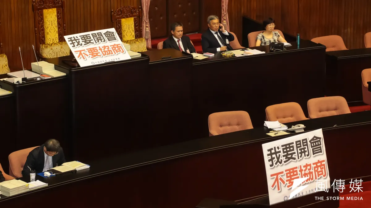 蘇嘉全宣布休息協商後,國民黨委員於主席台及發言台擺上「我要開會,不要協商」標語。(顏麟宇攝)