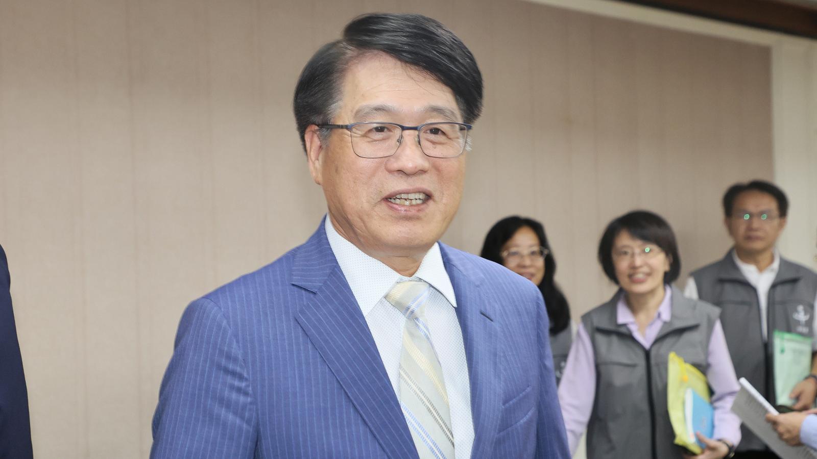 3公投綁大選通過「恐燒14億」 游盈隆卻喊「鬆口氣」 見這事笑了