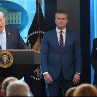 2026年4月7日、ホワイトハウスで記者会見に臨むトランプ米大統領。傍らにはヘグセス国防長官(左)とケイン統合参謀本部議長の姿がある。(AP通信) 2026年4月7日、ホワイトハウスで記者会見に臨むトランプ米大統領。傍らにはヘグセス国防長官(左)とケイン統合参謀本部議長の姿がある。(AP通信)