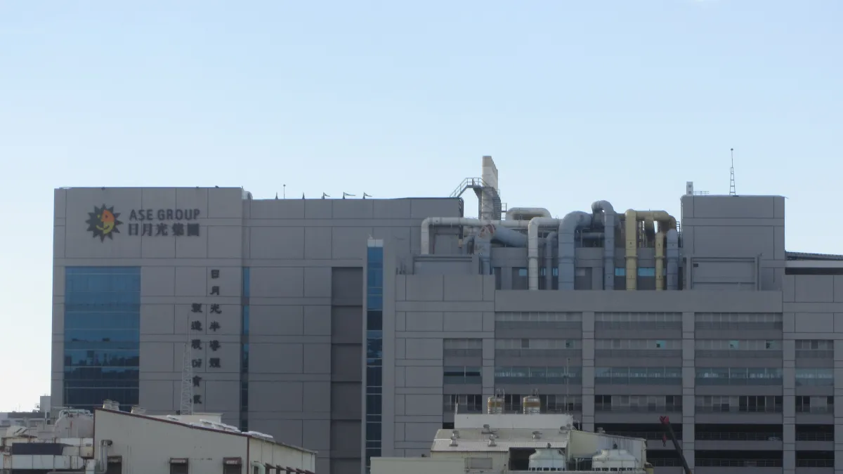日月光集團在高雄市楠梓區的廠房(SSR2000、維基百科)