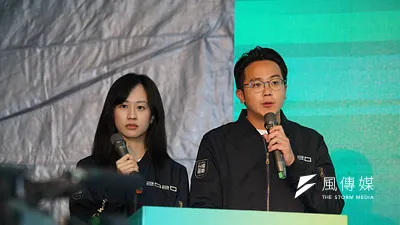 2020大選即將落幕,總統蔡英文競選連任辦公室也將召開國際記者會,其中主持人連翊婷(左起)、廖泰翔因亮麗外型,讓外界耳目一新。(盧逸峰攝)