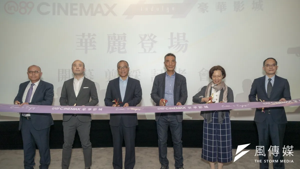 高雄大立in89豪華影城在大立百貨盛大開幕,高雄市副市長葉匡時(左三)率隊前往剪綵及致意。(圖/徐炳文攝)