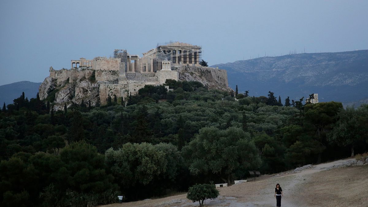 希臘信仰屬東正教,反對火葬,墓園客滿時強迫家屬移走屍骨,圖為雅典衛城(Acropolis)。(美聯社) 希臘信仰屬東正教,反對火葬,墓園客滿時強迫家屬移走屍骨,圖為雅典衛城(Acropolis)。(美聯社)
