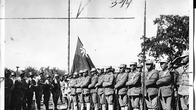 芒友會師中的兩支國軍部隊,左邊戴鋼盔的為駐印軍,右邊戴小帽的是遠征軍。(美國國家檔案館)