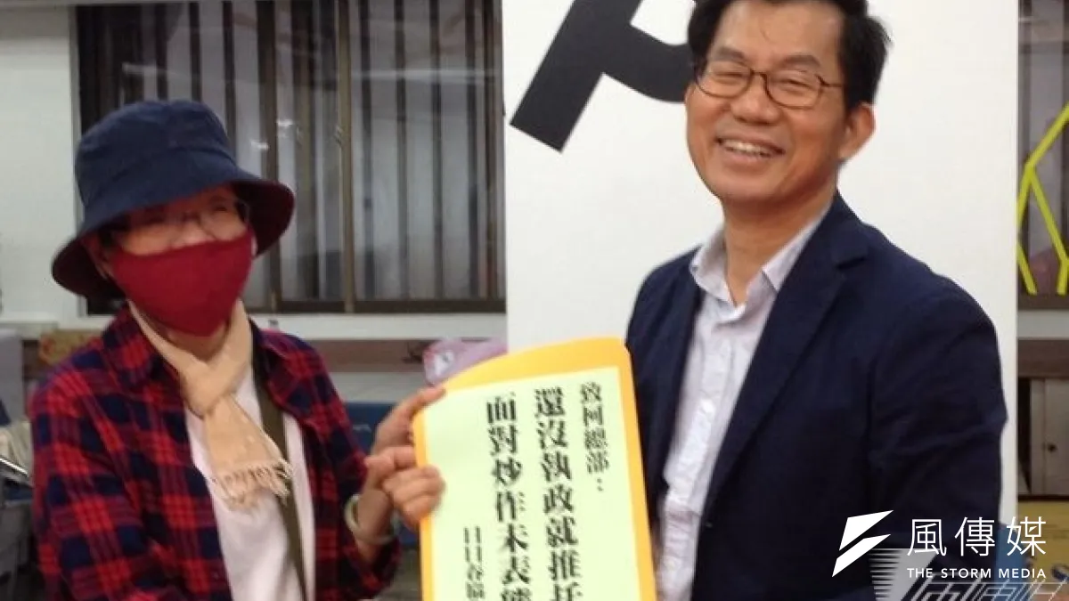 文萌樓導覽員、前公娼秀蘭阿姨代表將日日春的訴求和資料送給柯營總部秘書長李應元。(王立柔攝)