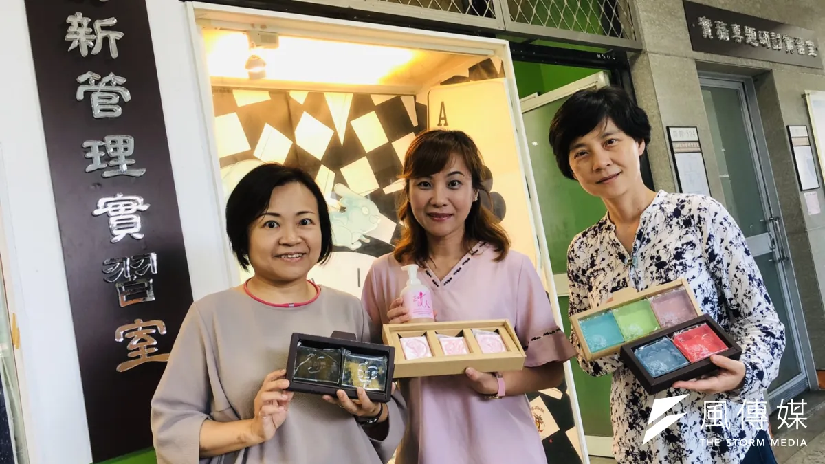 賴宣諭跟女兒一起上學,於畢業前自創品牌,成功走出人生低潮。(圖/宏國德霖科大提供)