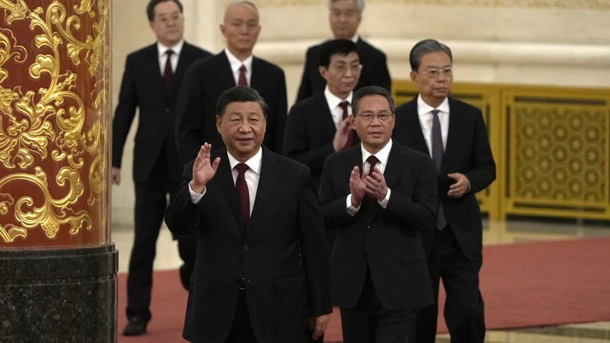 2022年10月23日,中共二十大一中全會,最新一屆政治局常委亮相。前排習近平、李希,中排:王滬寧、趙樂際,後排李強、蔡奇、丁薛祥。(AP)