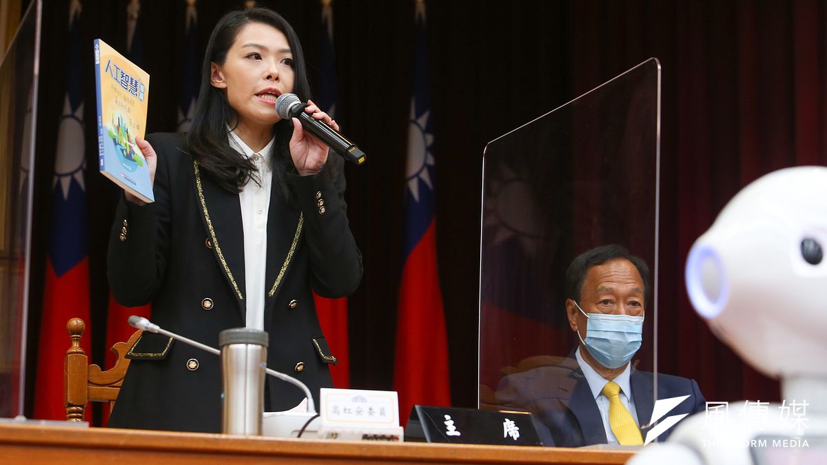 民眾黨立委高虹安(左)、鴻海創辦人郭台銘(右)25日出席立法院「資通安全與科技發展策進會」成立大會。(顏麟宇攝) 民眾黨立委高虹安(左)、鴻海創辦人郭台銘(右)25日出席立法院「資通安全與科技發展策進會」成立大會。(顏麟宇攝)