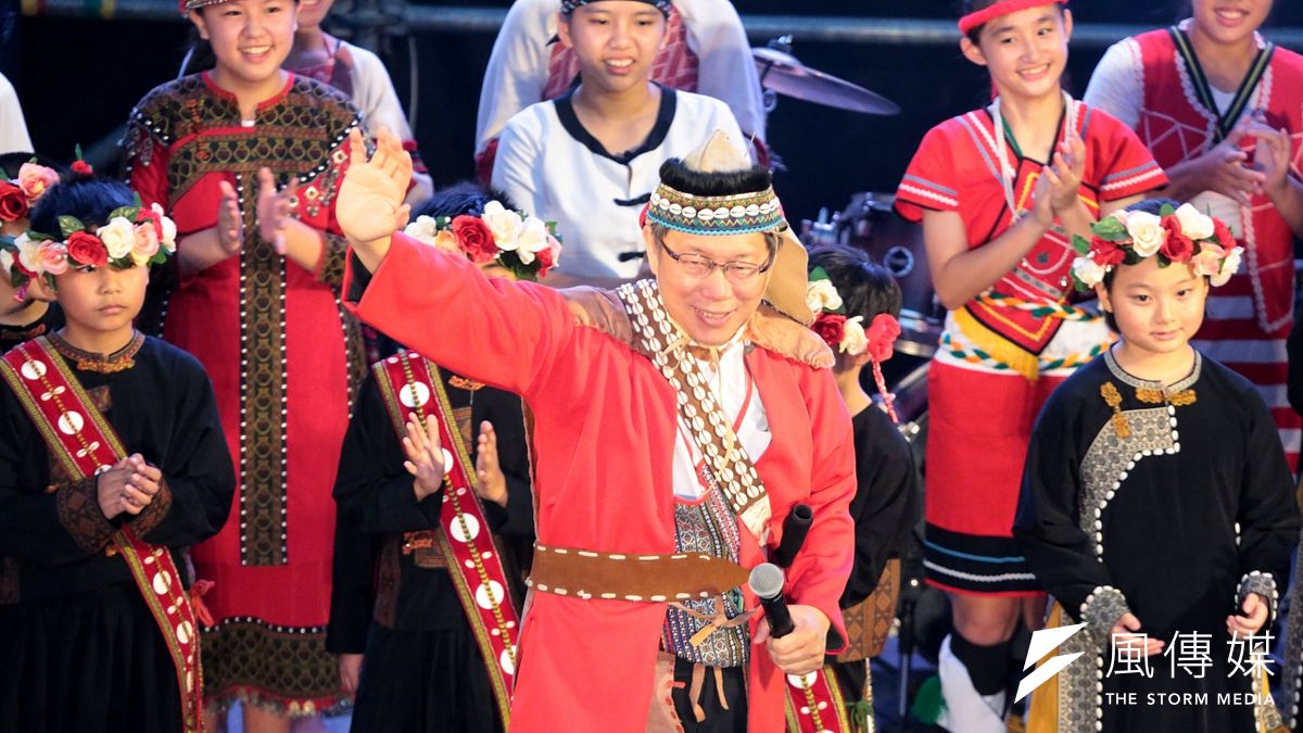 柯文哲出席「104年原住民紀念日樂舞系列活動音樂晚會」(余志偉攝) 柯文哲出席「104年原住民紀念日樂舞系列活動音樂晚會」(余志偉攝)