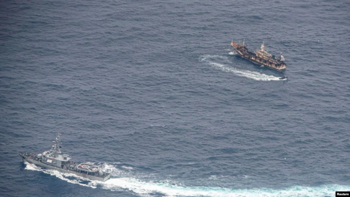 厄瓜多軍艦8月7日在加拉巴哥群島附近海域上監視外國漁船。(美國之音)