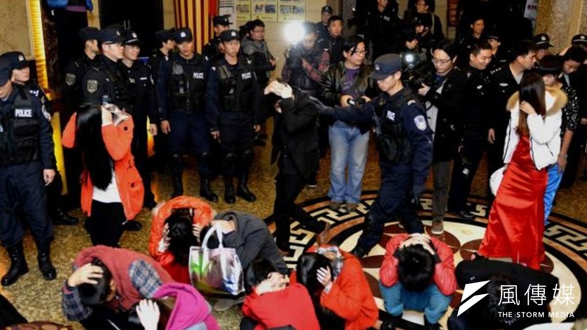 東莞警方娛樂場所掃黃。 東莞警方娛樂場所掃黃。